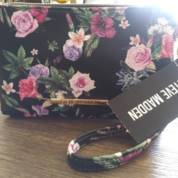 Steve Madden Handbags - NWT Steve madden wristlet